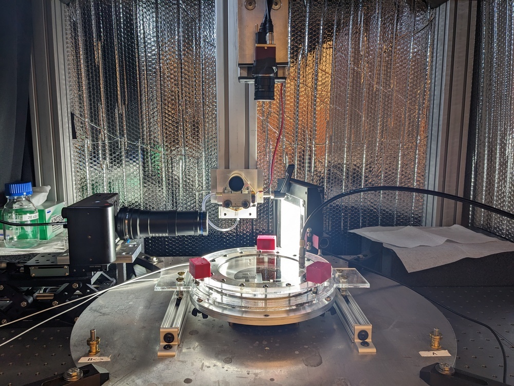 Droplet generator during calibration process to create droplets between r = 0.3 and 0.5 mm